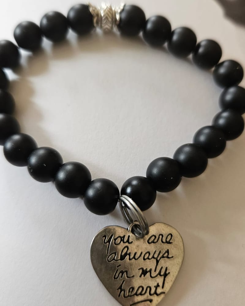 Matt svart obsidian med silverfärgade detaljer och hjärtberlock